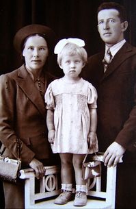 1119ov Grandmother in 1939.jpg